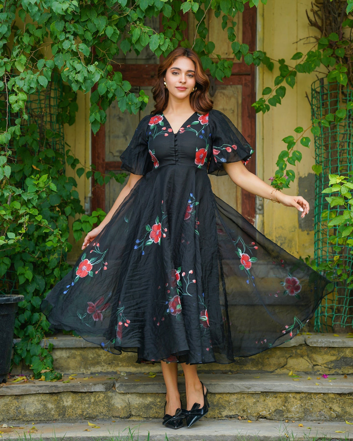 Vestido floral negro pintado a mano