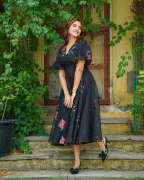 Vestido floral negro pintado a mano