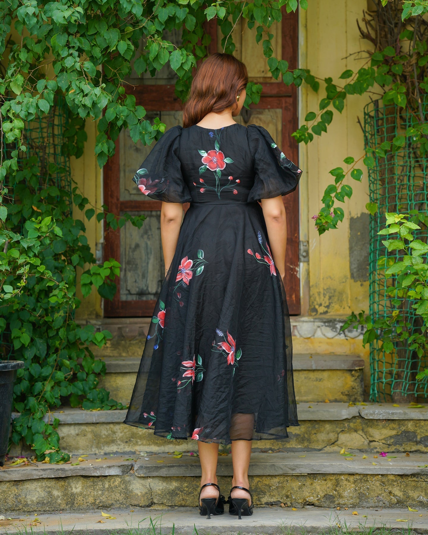 Vestido floral negro pintado a mano